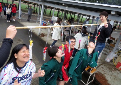 雨のぱらつく中、お菓子獲得のために頑張りました