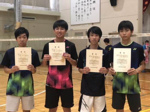 左から2部ｼﾝｸﾞﾙｽ3位堀切、2部ｼﾝｸﾞﾙｽ優勝安富、2部ﾀﾞﾌﾞﾙｽ第3位手塚・川股ﾍﾟｱ.jpeg