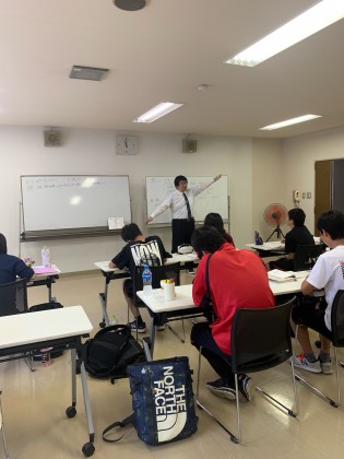 一次関数のグラフを体で表現する越智先生					 