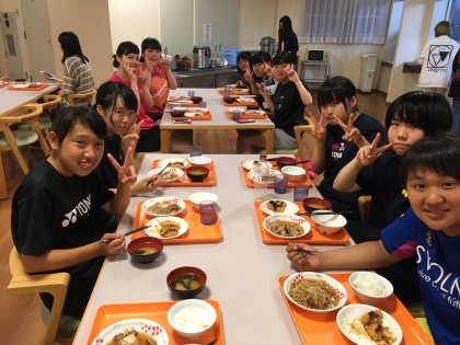 学生寮での食事風景